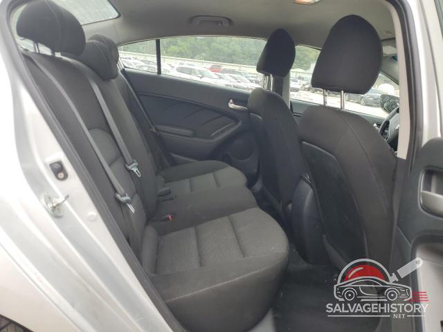3KPFK4A78HE033841 2017 KIA FORTE photo no. 10