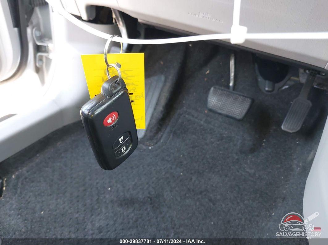 JTDZN3EU3GJ041006 2016 TOYOTA PRIUS V photo no. 11