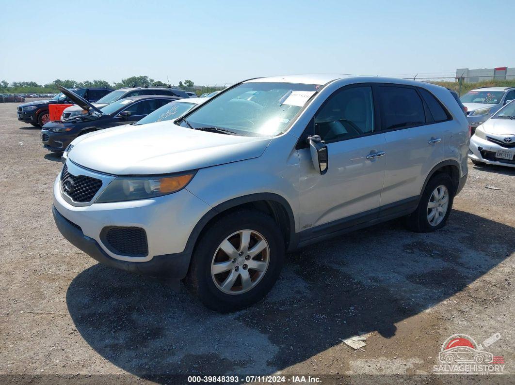 5XYKTCA13BG024928 2011 KIA SORENTO photo no. 2
