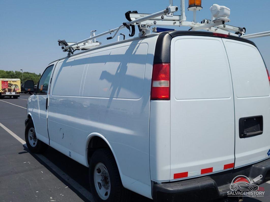 1GCWGFCBXF1153719 2015 CHEVROLET EXPRESS G2500 photo no. 2