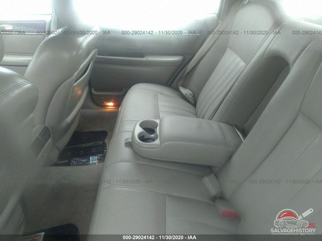 1LNHM81W54Y627093 2004 LINCOLN TOWN CAR photo no. 8