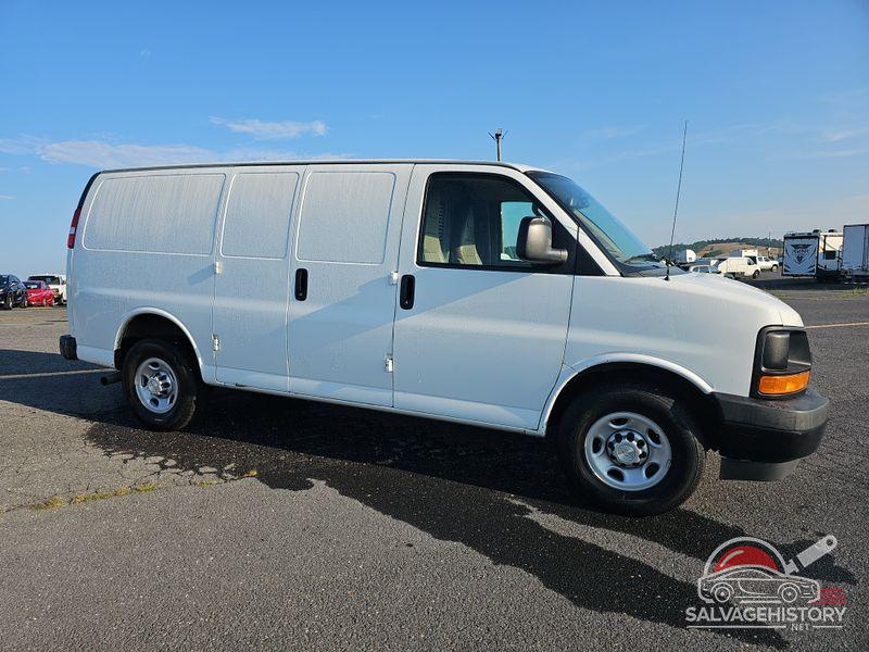 1GCWGAFF7H1338993 2017 CHEVROLET EXPRESS 2500 photo no. 2