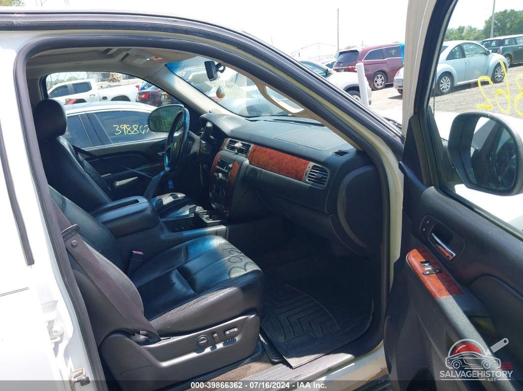 3GNVKFE05AG111045 2010 CHEVROLET AVALANCHE photo no. 5
