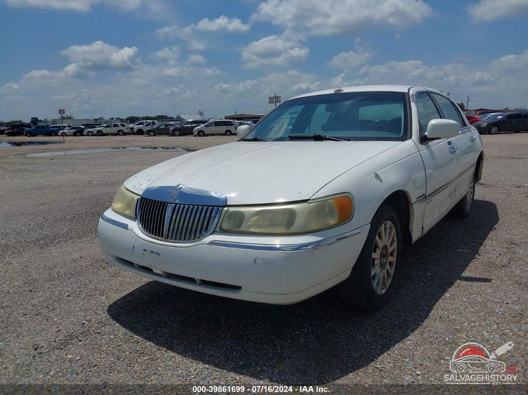 1LNHM81W12Y627220 2002 LINCOLN TOWN CAR photo no. 2