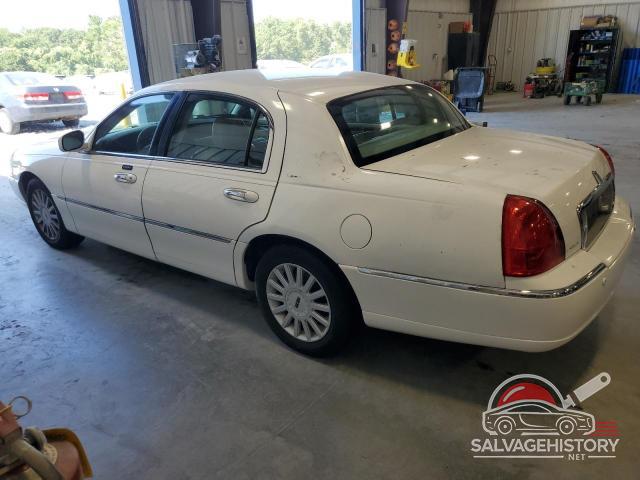 1LNHM81W95Y645646 2005 LINCOLN TOWNCAR photo no. 2