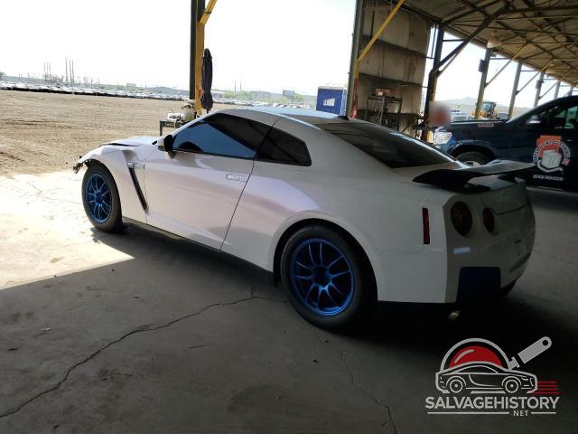 JN1AR5EF6AM230868 2010 NISSAN GTR photo no. 2