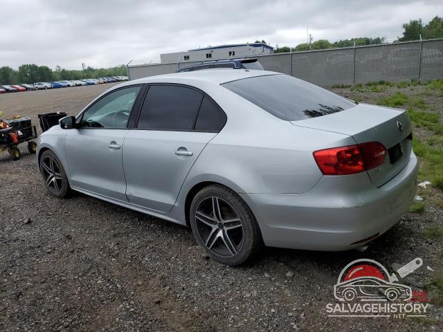 3VW2K7AJ2EM252983 2014 VOLKSWAGEN JETTA photo no. 2