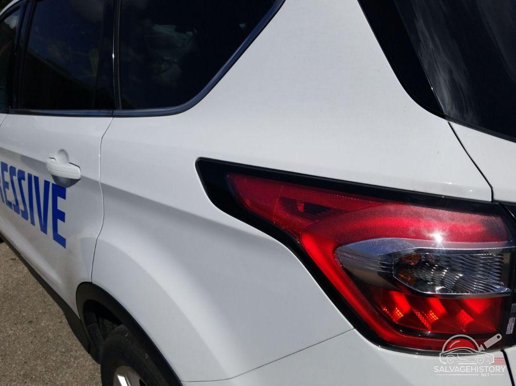 1FMCU0GD8JUA76131 2018 FORD ESCAPE photo no. 10
