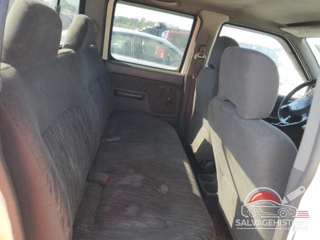 1N6ED27T4YC300265 2000 NISSAN FRONTIER photo no. 10