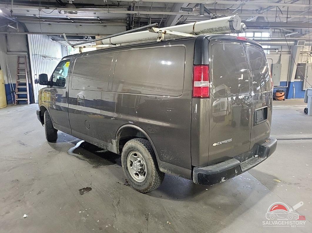 1GCZGGFG6H1168053 2017 CHEVROLET EXPRESS 3500 photo no. 2