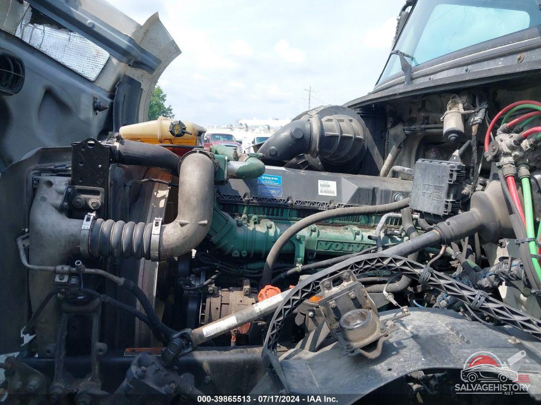 4V4N99EH2FN909601 2015 VOLVO VN photo no. 9