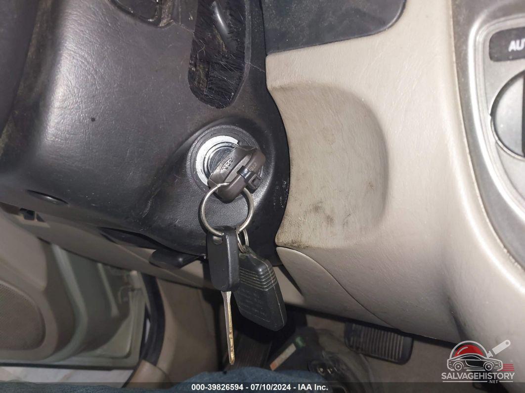 1FMYU93104KA25101 2004 FORD ESCAPE photo no. 11