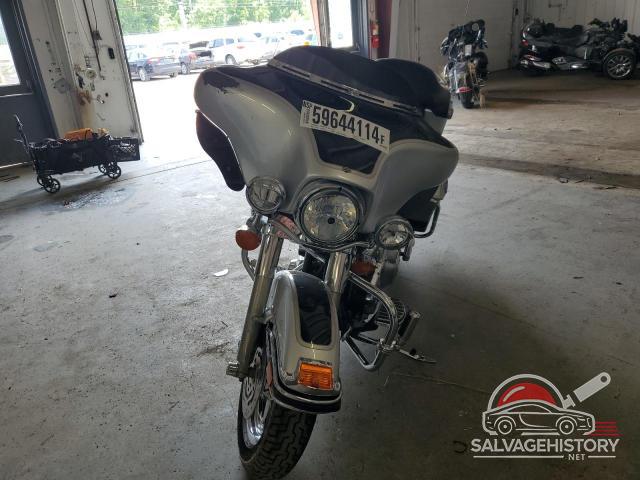 1HD1FFW483Y604173 2003 HARLEY-DAVIDSON FL photo no. 2