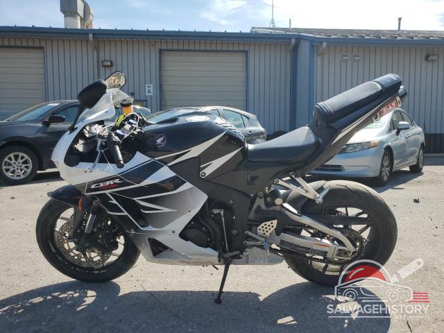 JH2PC40J7GK200403 2016 HONDA CBR CYCLE photo no. 3