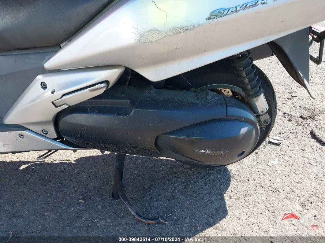 JH2PF01144K200028 2004 HONDA FSC600 photo no. 9