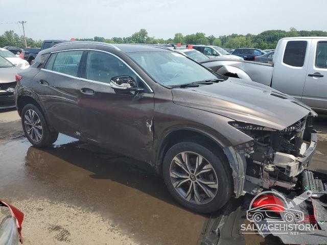 SJKCH5CR3JA041812 2018 INFINITI QX30 photo no. 4