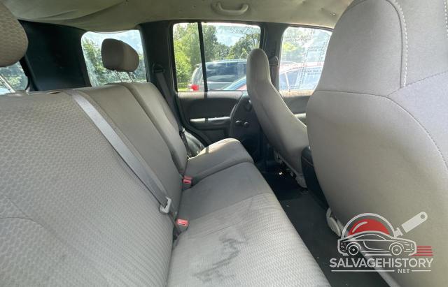 1J4GK48K02W310715 2002 JEEP LIBERTY photo no. 6