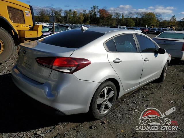 3KPFL4A77JE245178 2018 KIA FORTE photo no. 3