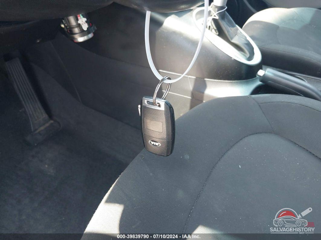 KNDJN2A23F7172640 2015 KIA SOUL photo no. 11