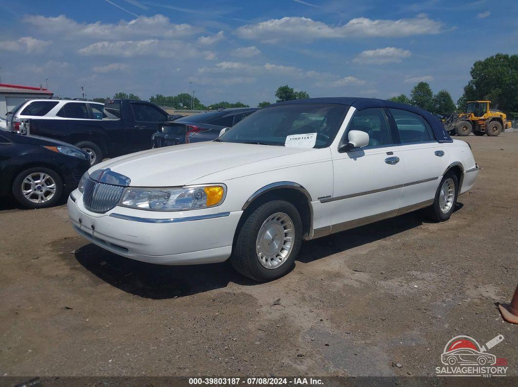 1LNHM81W0XY716610 1999 LINCOLN TOWN CAR photo no. 2