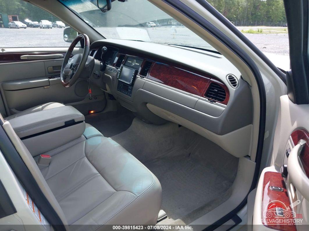 1LNHM83W14Y679821 2004 LINCOLN TOWN CAR photo no. 5