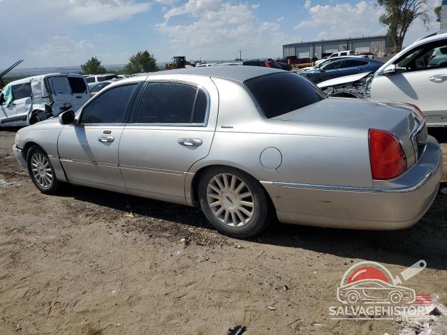 1LNHM81W03Y658217 2003 LINCOLN TOWNCAR photo no. 2
