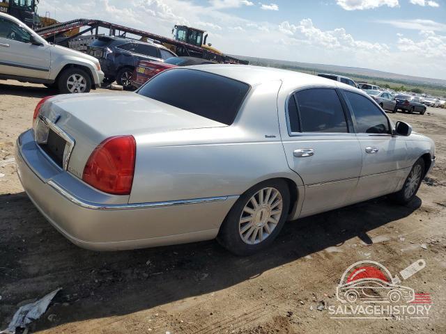 1LNHM81W03Y658217 2003 LINCOLN TOWNCAR photo no. 3