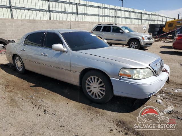 1LNHM81W03Y658217 2003 LINCOLN TOWNCAR photo no. 4