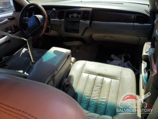 1LNHM81W03Y658217 2003 LINCOLN TOWNCAR photo no. 8