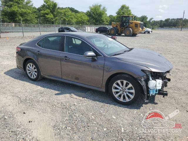 4T1B11HK4JU555315 2018 TOYOTA CAMRY photo no. 4