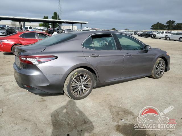 4T1F11AKXMU614173 2021 TOYOTA CAMRY photo no. 3