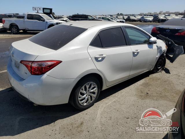 5YFBURHE3JP798647 2018 TOYOTA COROLLA photo no. 3
