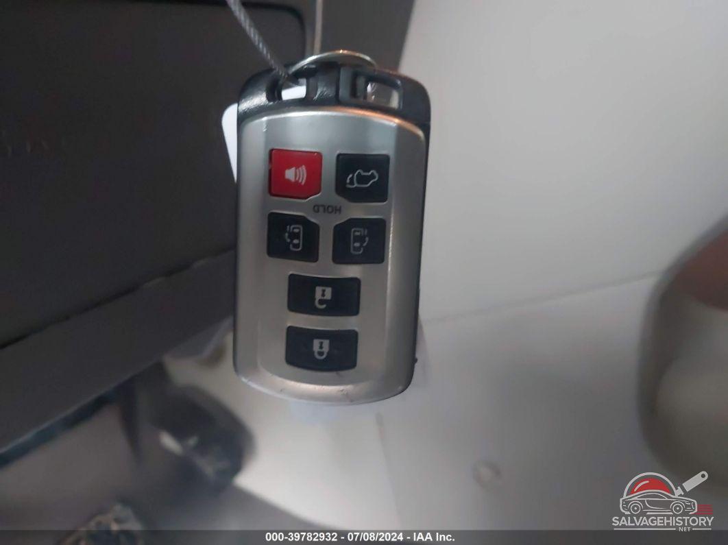 5TDYK3DC8GS751051 2016 TOYOTA SIENNA photo no. 11