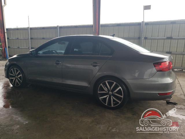 3VW5A7AJ3CM095767 2012 VOLKSWAGEN JETTA photo no. 2