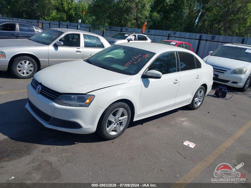 3VW3L7AJ2DM202374 2013 VOLKSWAGEN JETTA photo no. 2