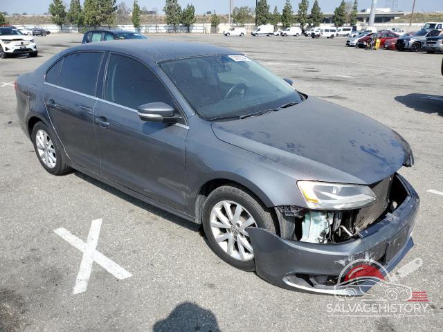 3VWDP7AJ9DM238877 2013 VOLKSWAGEN JETTA photo no. 4