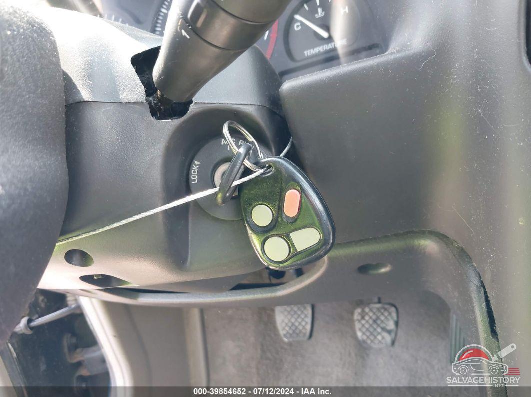 1G8ZJ52742Z198716 2002 SATURN S-SERIES photo no. 11