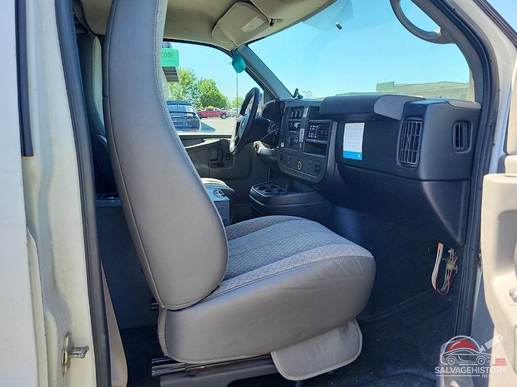 1GCWGFCA1D1143276 2013 CHEVROLET EXPRESS 2500 photo no. 2