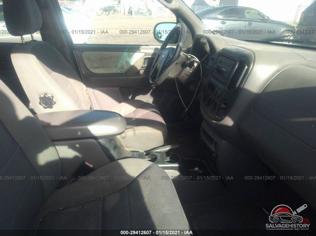 1FMYU03122KD84183 2002 FORD ESCAPE photo no. 5