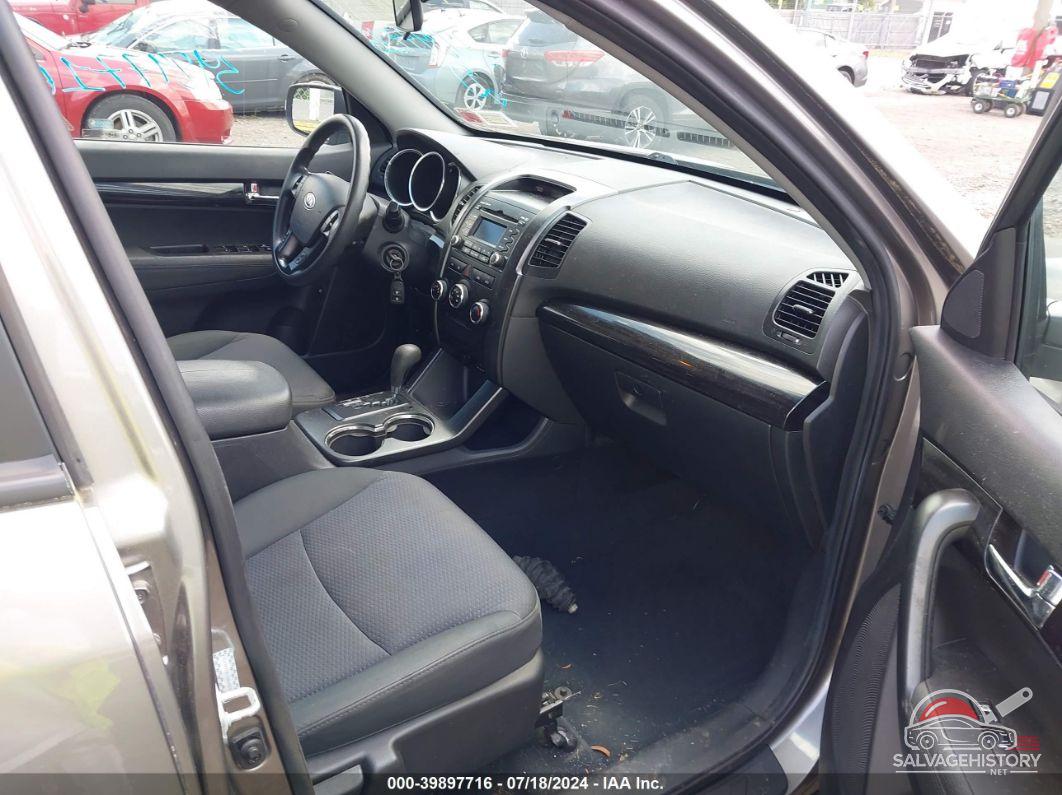 5XYKTCA15BG025434 2011 KIA SORENTO photo no. 5