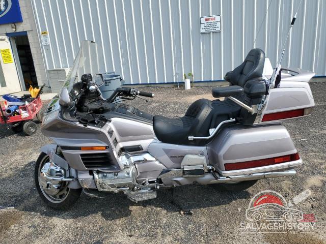 1HFSC2239WA004334 1998 HONDA GL CYCLE photo no. 3