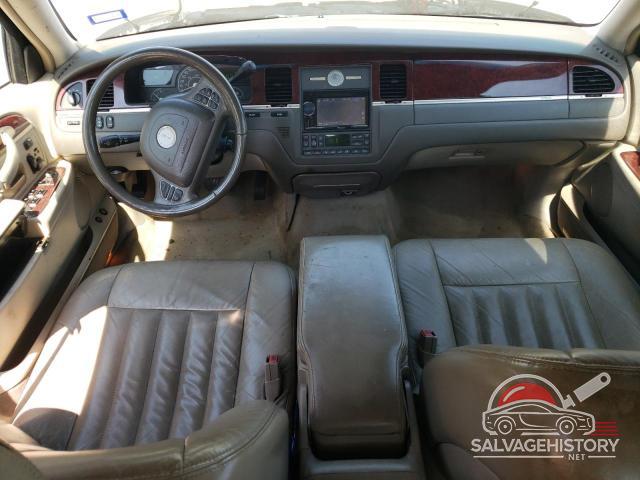 1LNHM81W94Y619076 2004 LINCOLN TOWNCAR photo no. 8