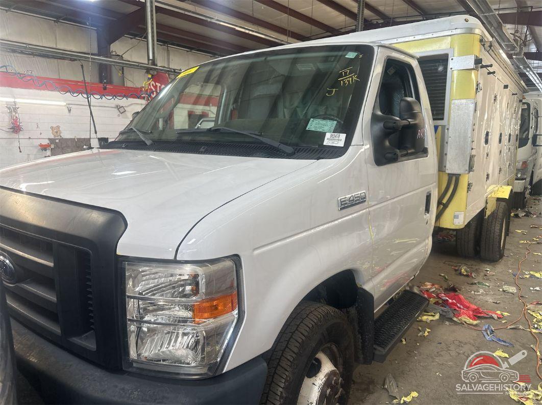 1FDXE4FS3HDC68637 2017 FORD ECONOLINE photo no. 4