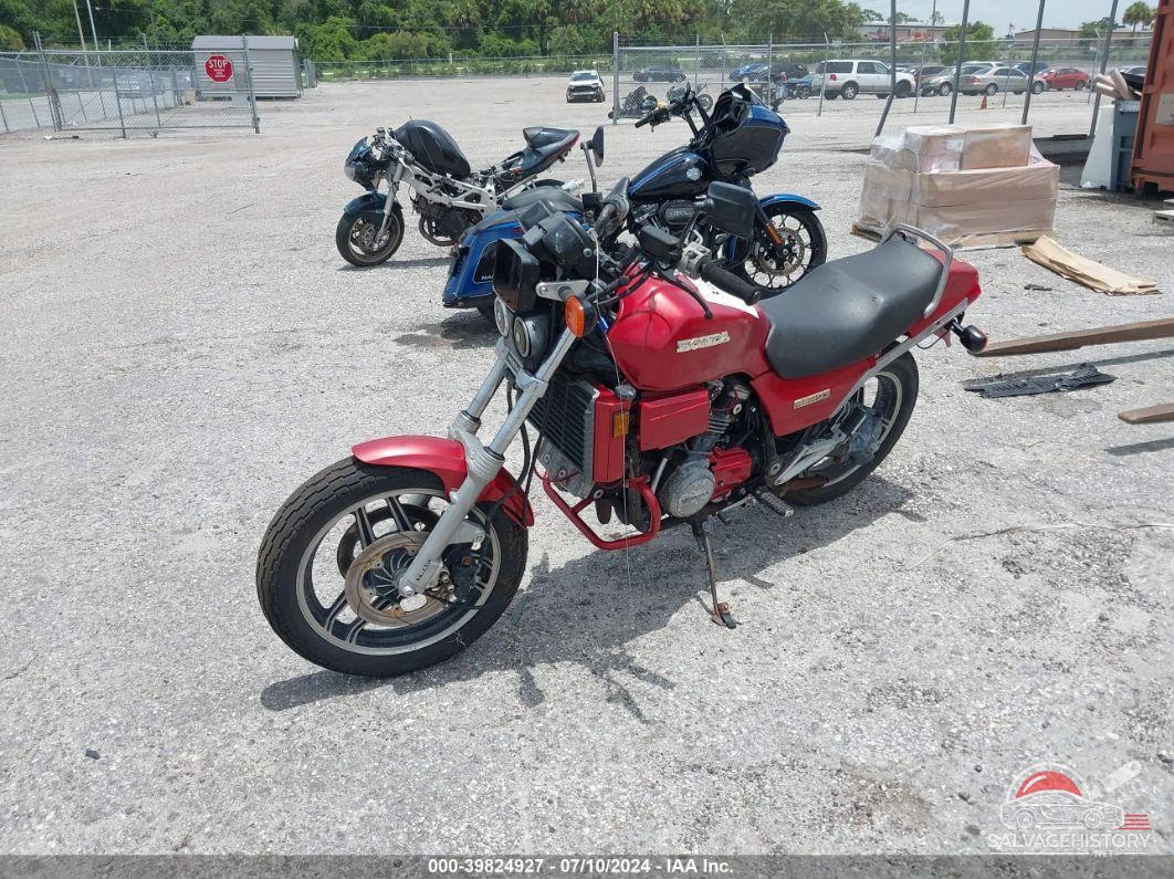 JH2RC2204EM004339 1984 HONDA VF700 photo no. 2