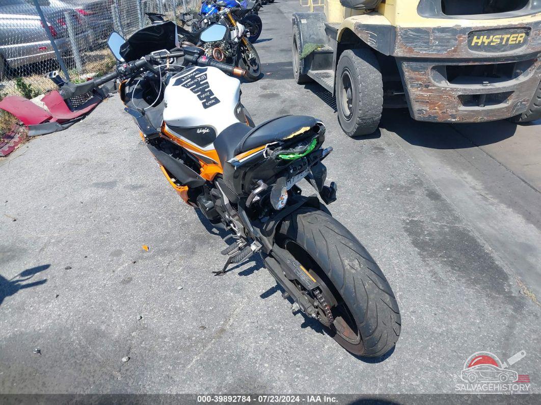 JKAEXEJ19HDA01848 2017 KAWASAKI EX650 photo no. 3