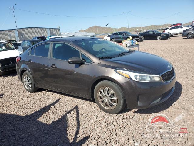3KPFK4A7XHE035042 2017 KIA FORTE photo no. 4