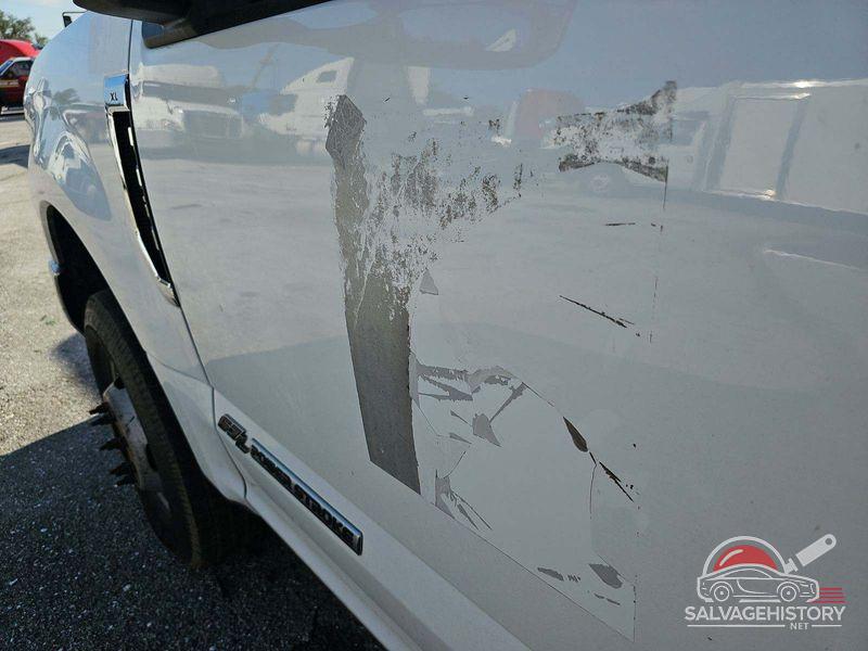 1FDRF3HT3HEB61815 2017 FORD F-350 CHASSIS photo no. 4