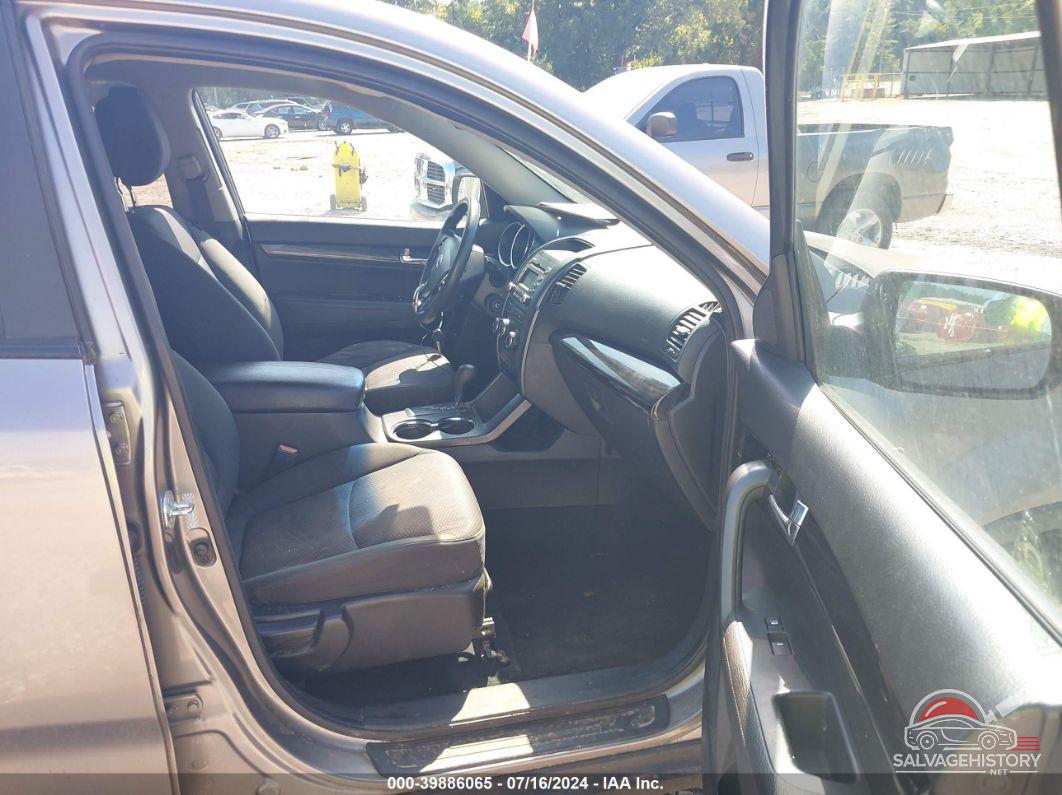 5XYKT3A1XBG052404 2011 KIA SORENTO photo no. 5
