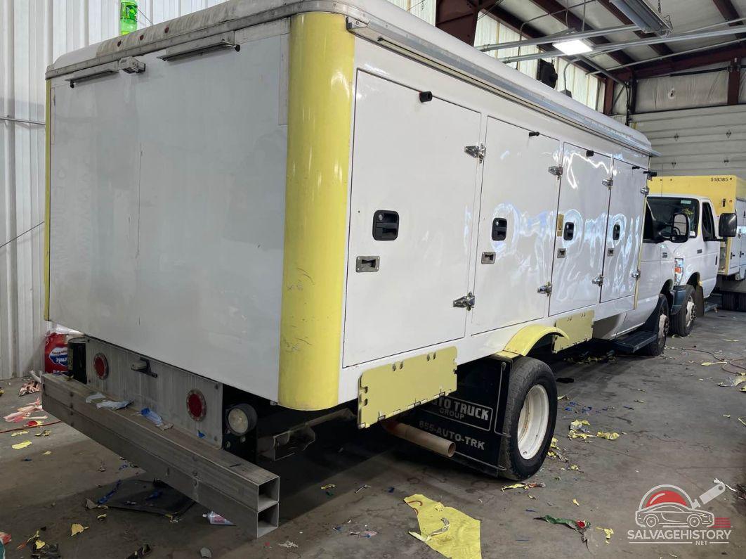 1FDXE4FS3HDC68637 2017 FORD ECONOLINE photo no. 2